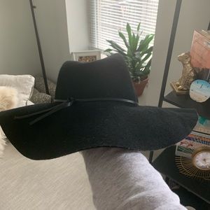 Black fashion hat -great for brunch and winery’s